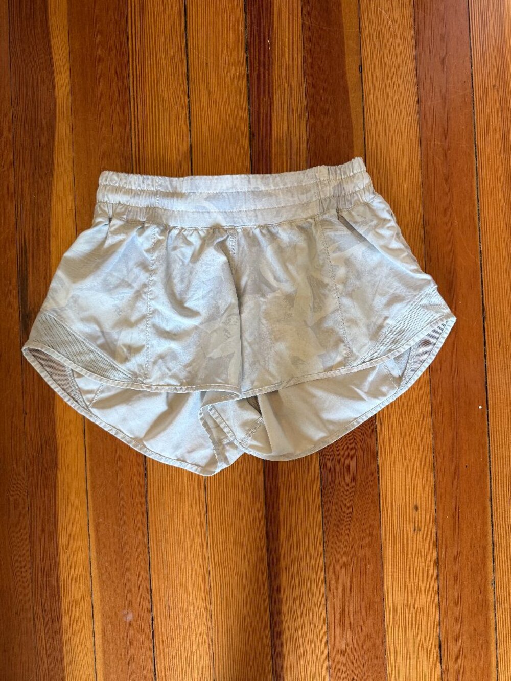 Lululemon White/Gray Pattern Hotty Hot Lined Short 2.5"